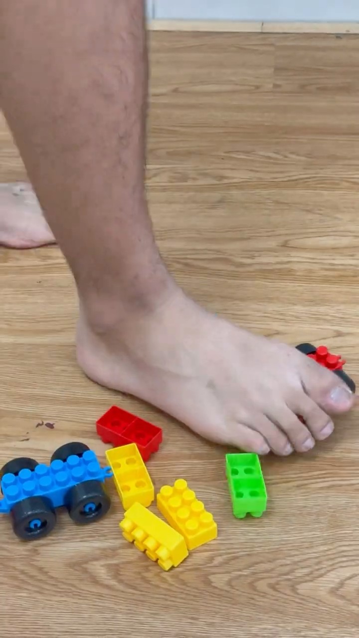 Su Hao comedy: stepping on lego ?