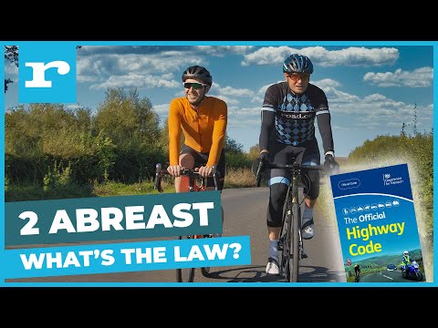 Video: Kunnen fietsers met twee naast elkaar rijden in het VK?