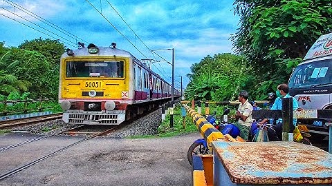 Heavy Traffic at Railgate | High Speedy EMU Train passing busy Level Crossing | Eastern Railways