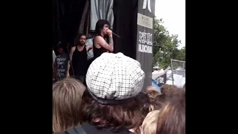 Craig Mabbit slams Ronnie Radke badass style (Warped 2009)