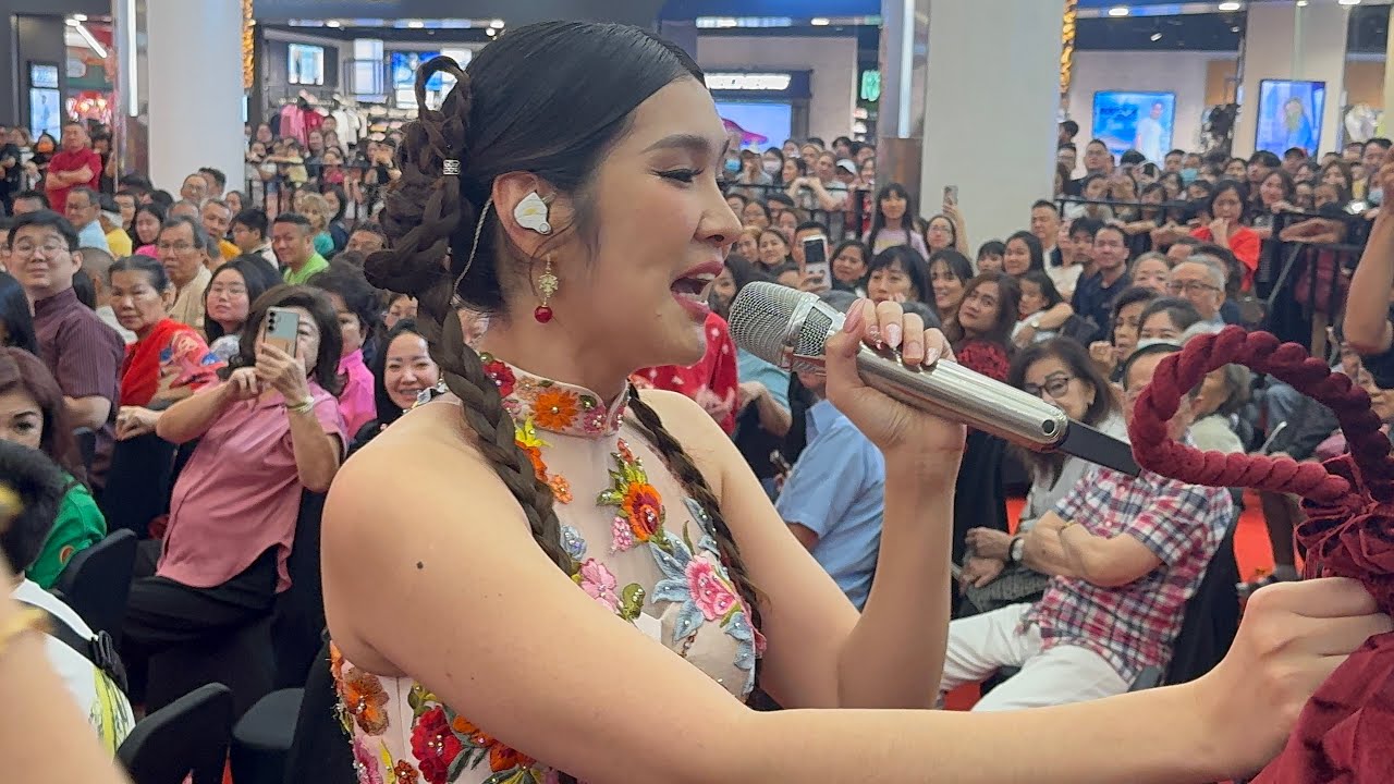 Desy Huang #黃家美kembali konser di Emporium mall menjelang imlek 