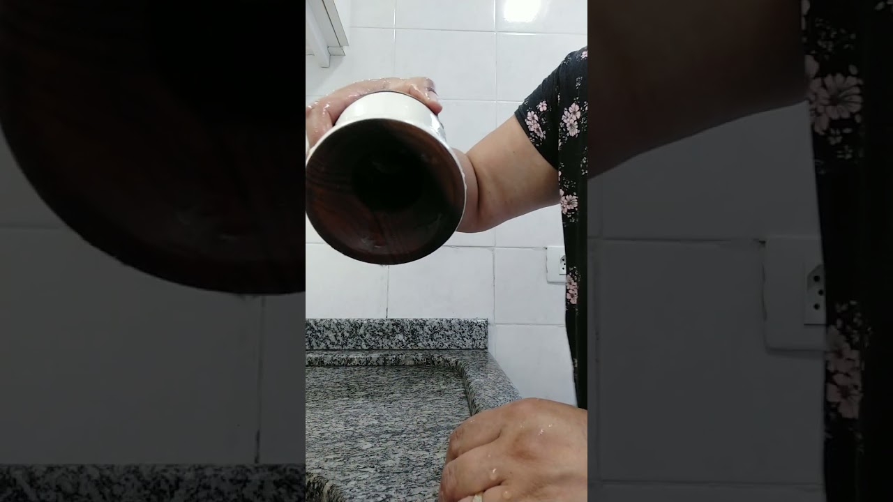 Curando/Curtindo a nova cuia de madeira.