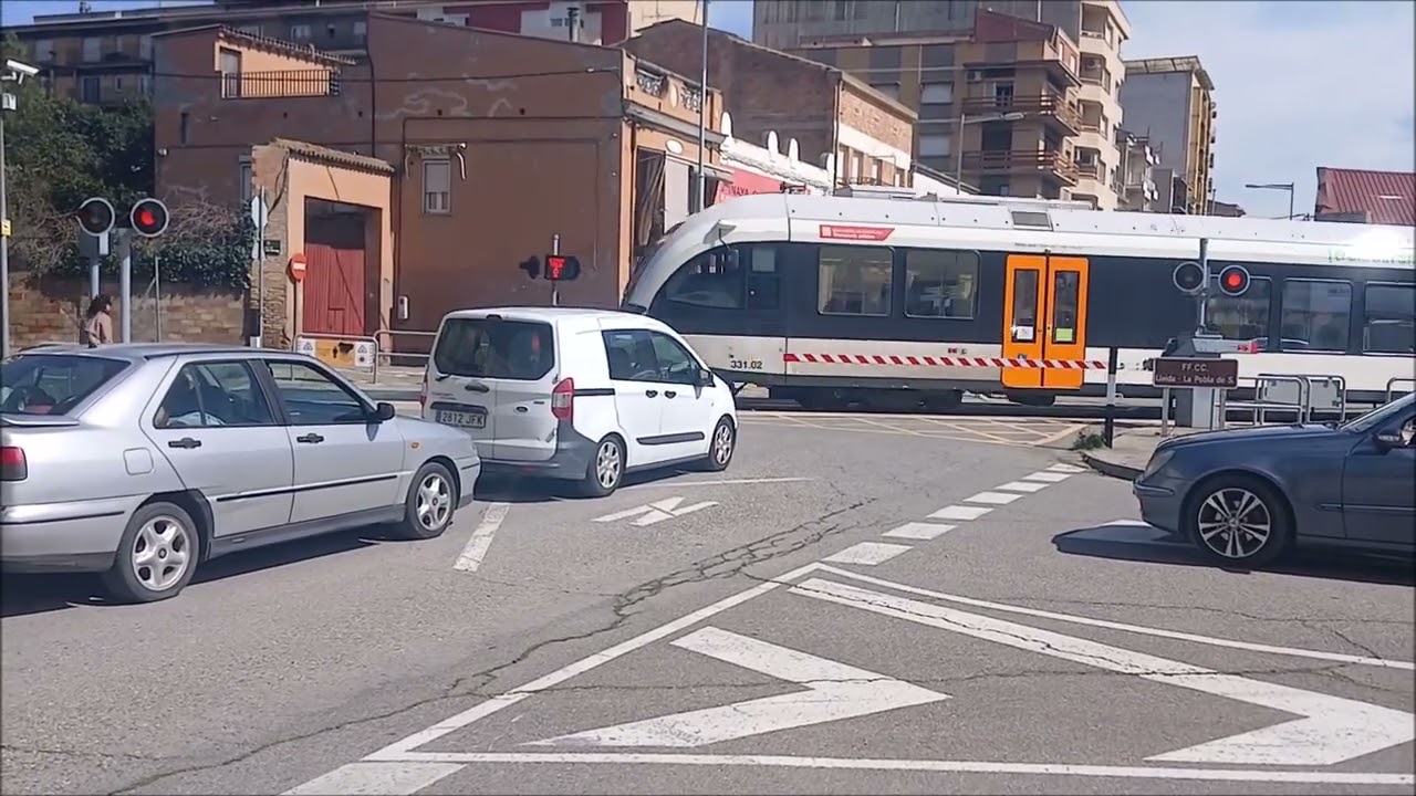 Paso a nivel con barreras en Balaguer (1/2) (con @P.N._y_trenes_YT )