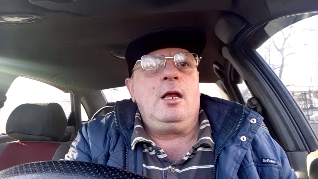 Сосет любовнику в машине