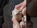 🎻 ASÍ NACE LA VOLUTA DEL VIOLÍN El luthier perfora y talla el bloque de arce siguiendo un trazado…