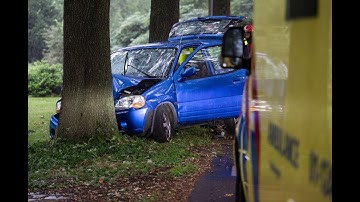 Automobilist gewond na aanrijding met boom in Woudbloem