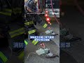 美国加州消防员为一只疑因吸入浓烟而呼吸困难的鸽子戴上氧气罩施救，暖心画面在网上疯传，感动无数网民。 #8视界新闻网 #美国 #加利福尼亚州 #鸽子 #氧气罩