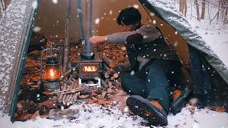 Download Lagu Camping Sendirian yang Nyaman di Hutan Beku yang Tenang | Tungku Kayu \u0026 Suara Salju (ASMR) MP3