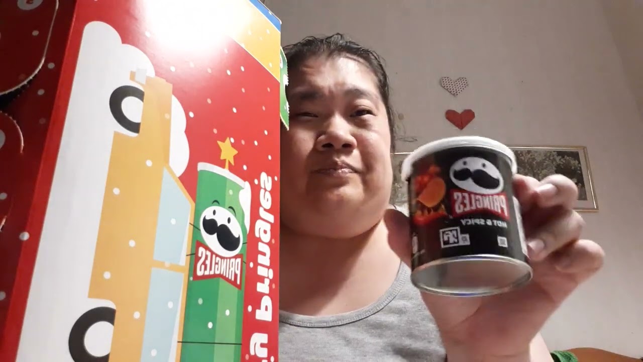 Öppnar Pringles chips adventskalender 2025 Unboxing 