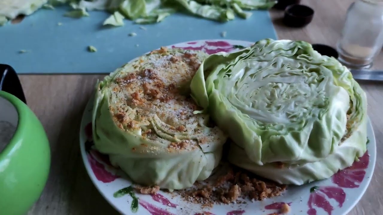 Жарим капусту как карбонад, но без яйца и муки. Jaunie kāposti, cepam.