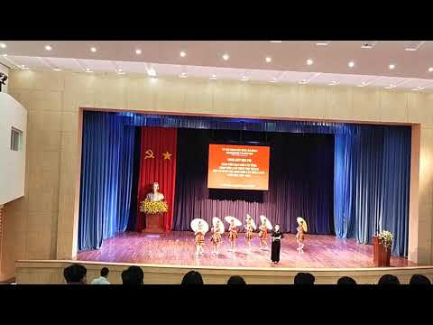 Video Múa hát Cô giáo Tày cầm đàn lên đỉnh núi. - youtube
