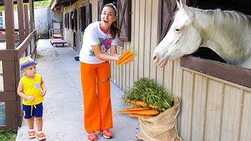 Chris và mẹ cho động vật ăn - câu chuyện nông trại cho trẻ em