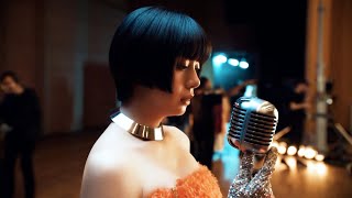 池田エライザ、美デコルテ＆背中あらわな衣装でステージへ！　シーバスリーガル新TVCM「一滴残らず」篇