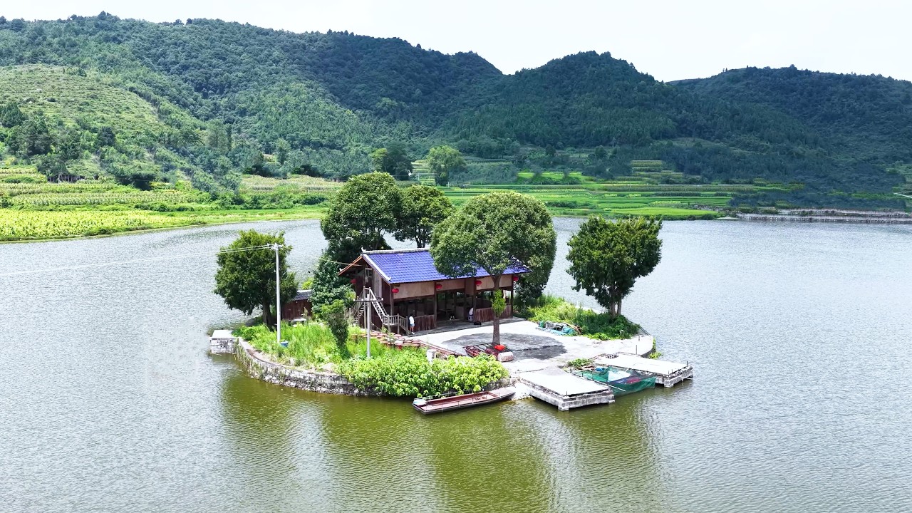 На острове в провинции Гуйчжоу обнаружили двухэтажный деревянный дом. Он такой красивый.