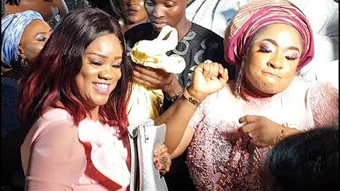 Iyawo Paso, Foluke Daramola, Opeyemi Aiyeola spray money as they dance with the couple at OBA 2018