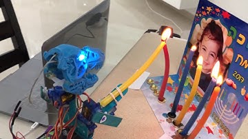 Robot Hanukkah רובוט מדליק נרות