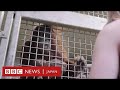 米動物園のオランウータン、飼育係から授乳の方法を教わる