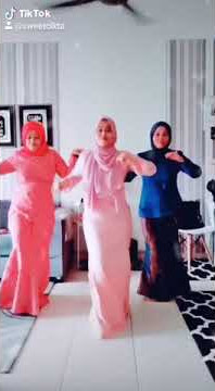 Canggung by Wany Hasrita with besties