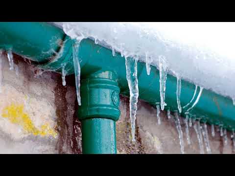 Захистіть свій дім: чому важливо почистити водостоки до перших морозів