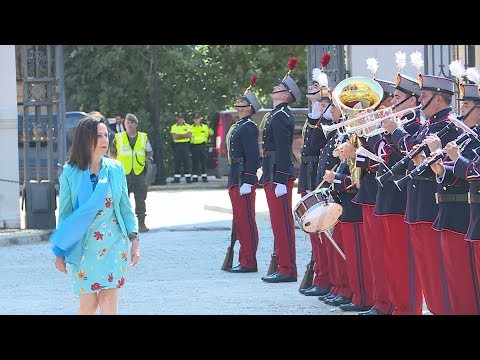 La ministra Robles califica de 