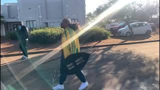 Umgoqozi iNyosi ikhuleka eSgodlweni ekuseni. KwaKhangela Mankengane.