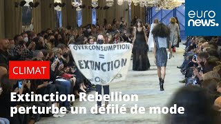 Extinction Rebellion perturbe un défilé de mode