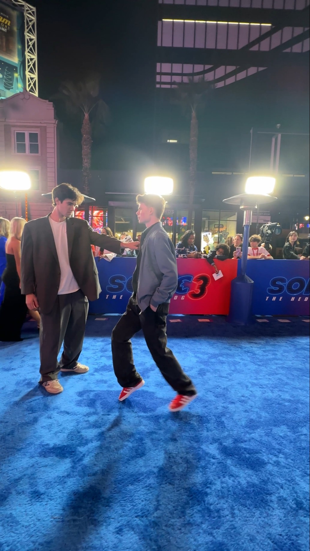 RED CARPET MOONWALK! Merrick \u0026 blue carpet? #sonicmovie #paramountpictures #sonic  #dance