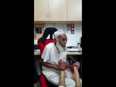 Funny old man sings "Say sugar in the morning ding ding" honey in the morning song ORIGINAL VIDEO