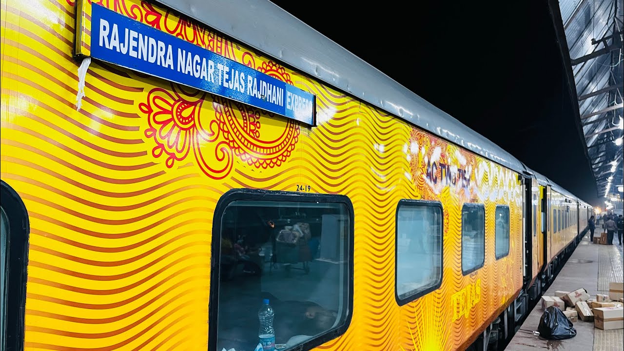 Arrival Of Rajendra Nagar Tejas Rajdhani Express With Lallaguda Based WAP7 At Kanpur Central