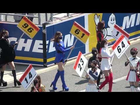 2022 SUPER GT Rd 2 FUJI スタート進行 レースクイーンのグリッドボード入場 5 4 4K