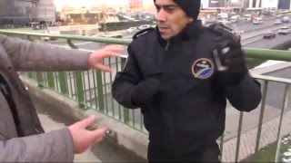 Güvenlik görevlisi, gazeteciyi üst geçitte gözaltına almaya çalıştı