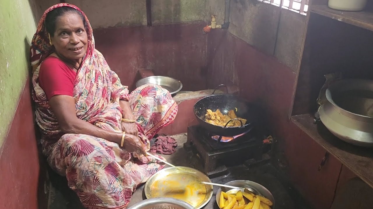 মায়ের হাতের স্পেশাল কাতলা মাছের পাতলা ঝোল রান্না সাথে কাতলা মাছের মাথা দিয়ে মুড়িঘন্ট আর শিম ভাজি