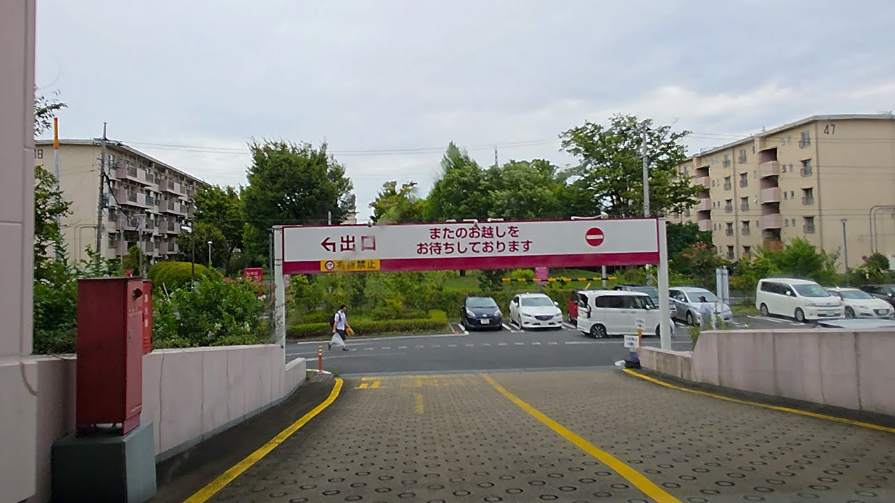 スーパーベルクス 足立花畑中央店-ベルクスモール-『屋上』駐車場出口から｜足立区 花畑 スーパーマーケット ショッピングモール