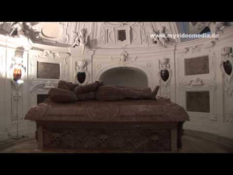 Видеоролик: Церковь и мавзолей