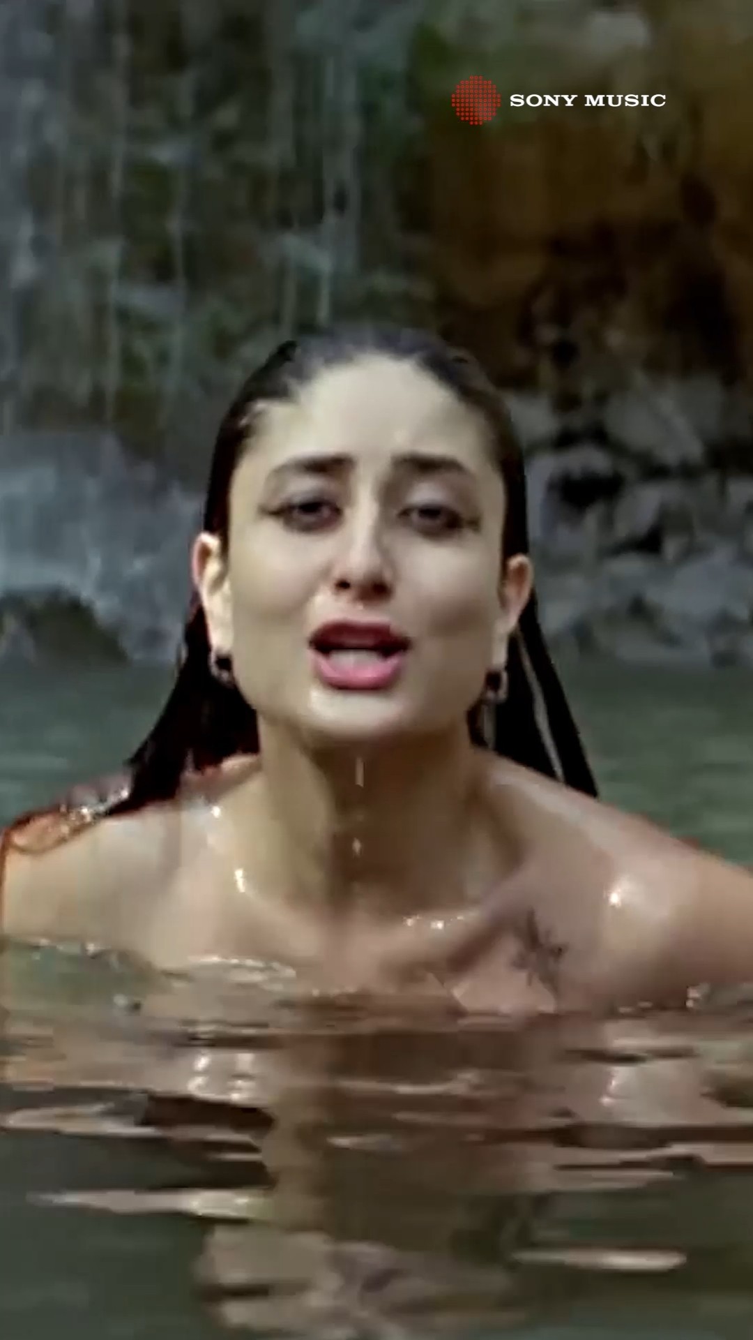 Aakash Hai Koi Prem Kavi... Heartfelt vibes always! ? #sansanana #kareenakapoorkhan #alkayagnik