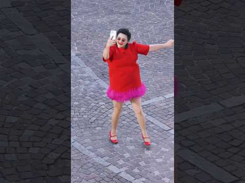 Esra Dermancıoğlu ve Milano sokaklarındaki eğlenceli dansı #milan #dance