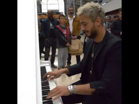 سعد لمجرد يعزف على البيانو مع معجبيه بالشارع
