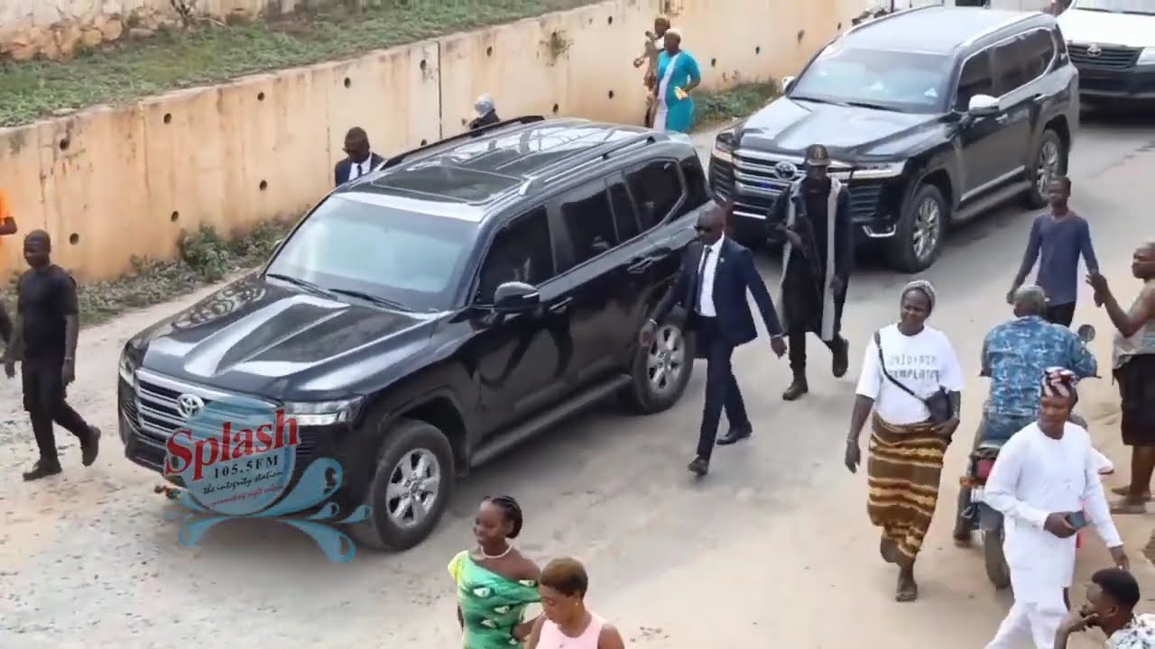 Момент, когда Оони из Ифе приветствует президента Ганы Джона Махаму в Иле-Ифе в связи с вручением...