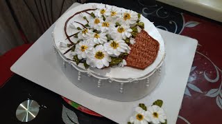 Украшаю торт-корзину цветами