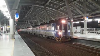 2018/04/16 3217次往潮州EMU500型非無階化+無階化聯掛區間車屏東1B進站+離站(0:49站務員與列車駕駛打招呼示意)