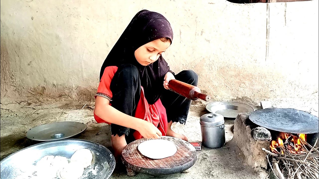 hamari choti bachi Roti paka rahe hai daily ki Routine cooking vlog ...