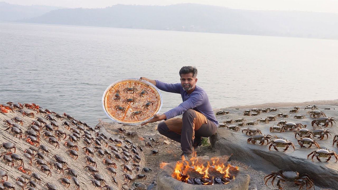 या खेकडा पिझ्झा खायला 😋😋, This is how a Crab pizza is made...