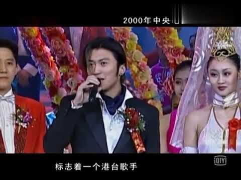 谢霆锋在春晚的舞台，旁边的这位美女好熟，你肯定知道
