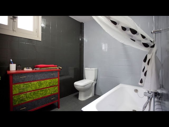 ▷ Azulejos adhesivos para baño. Baldosas autoadhesivas para baño.  Diseño  baños pequeños, Diseño de interiores de baño, Diseño de baños chicos