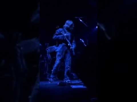 Nirvana introduce Pat