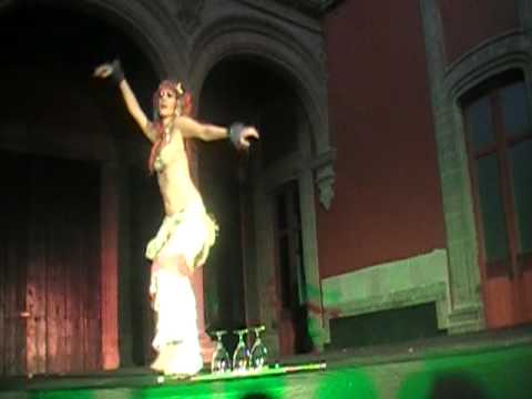 Araceli de Anda bailando en el 1er festival Tribal revista semana