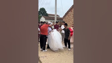 cô dâu chú rể có tâm trạng không tốt với tục lệ này.