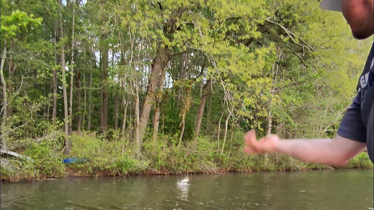 Had To Reel It In By Hand! ( Bass Fishing )