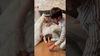 عريس عراقي ابو الغيره ابو الحب يلبس زوجته حذاء العرس 😍😍💃💃💃💃💃💃💃💃