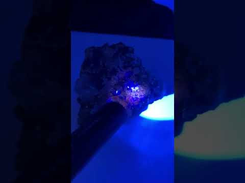 ЗЕЛЕНЫЙ ФЛЮОРИТ с манганокальцитом - натуральный камень, видео 2